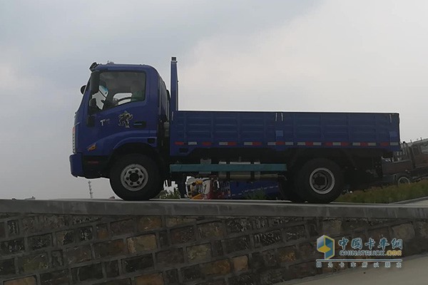 载货大卡车_大型货运卡车_运货大卡车