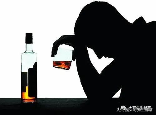 一个人喝酒白酒的图片_喝酒白酒图片真实生活照_喝酒白酒图片大全真实照片